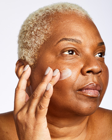 This face wash helps improve skin texture, remove impurities and have brighter, cleaner skin.