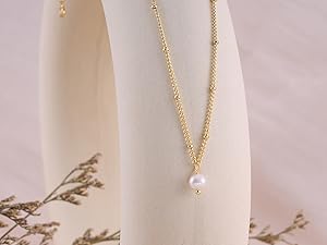gold pearl necklace